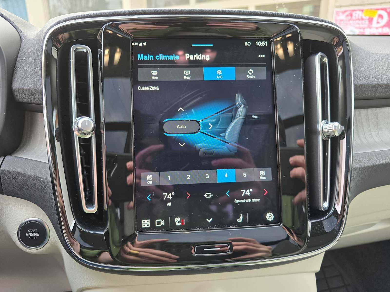 2024 Volvo XC40 Ultimate Dark Theme