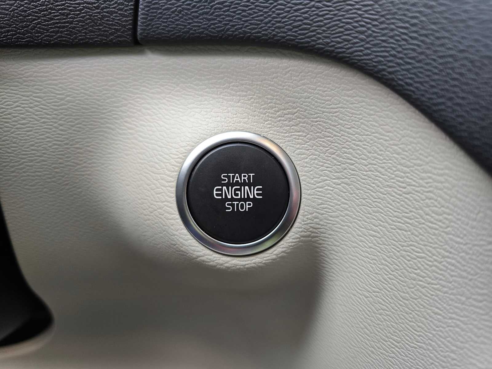 2024 Volvo XC40 Ultimate Dark Theme