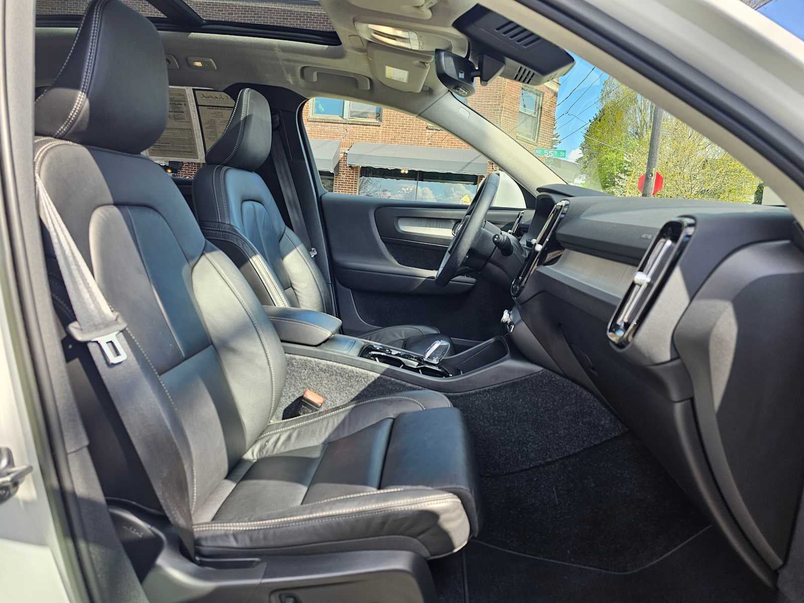 2023 Volvo XC40 Plus Bright Theme