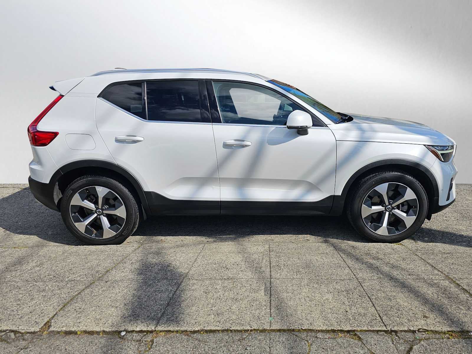 2023 Volvo XC40 Plus Bright Theme