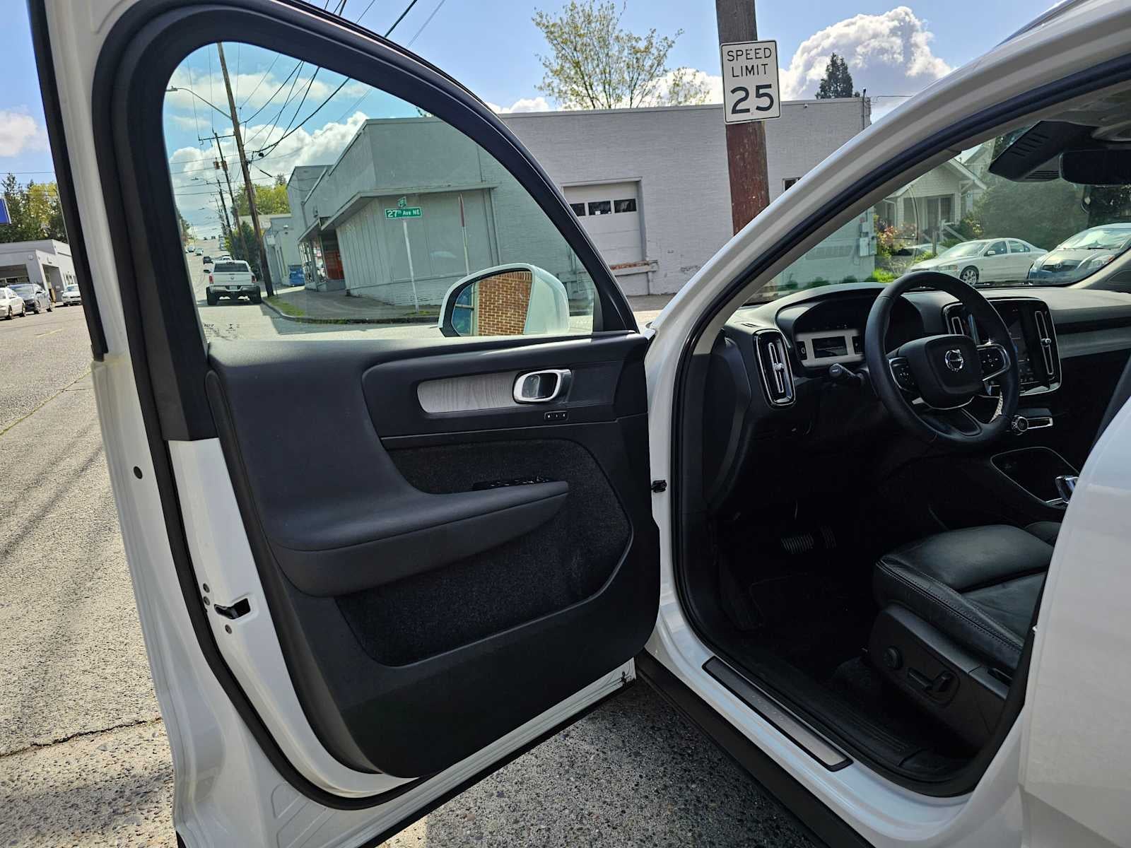 2023 Volvo XC40 Plus Bright Theme