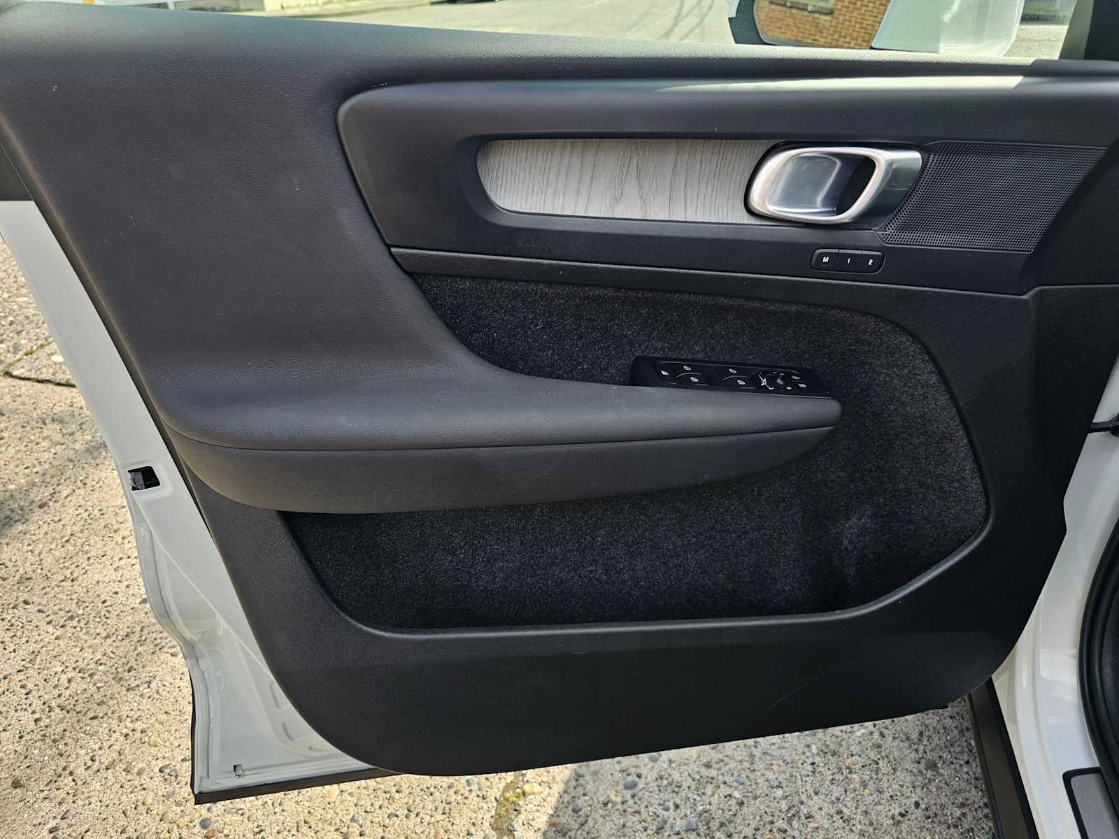 2023 Volvo XC40 Plus Bright Theme