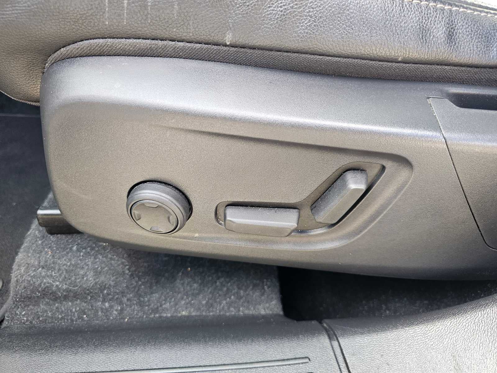 2023 Volvo XC40 Plus Bright Theme