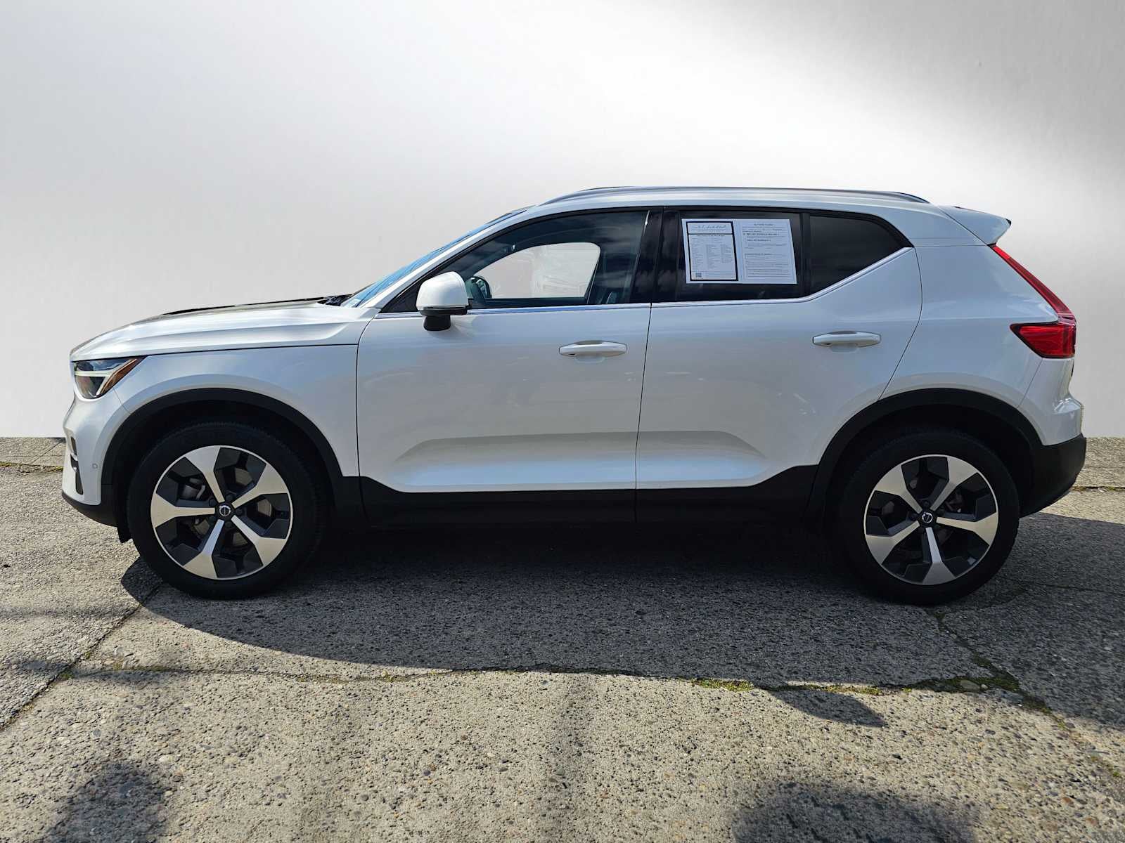 2023 Volvo XC40 Plus Bright Theme