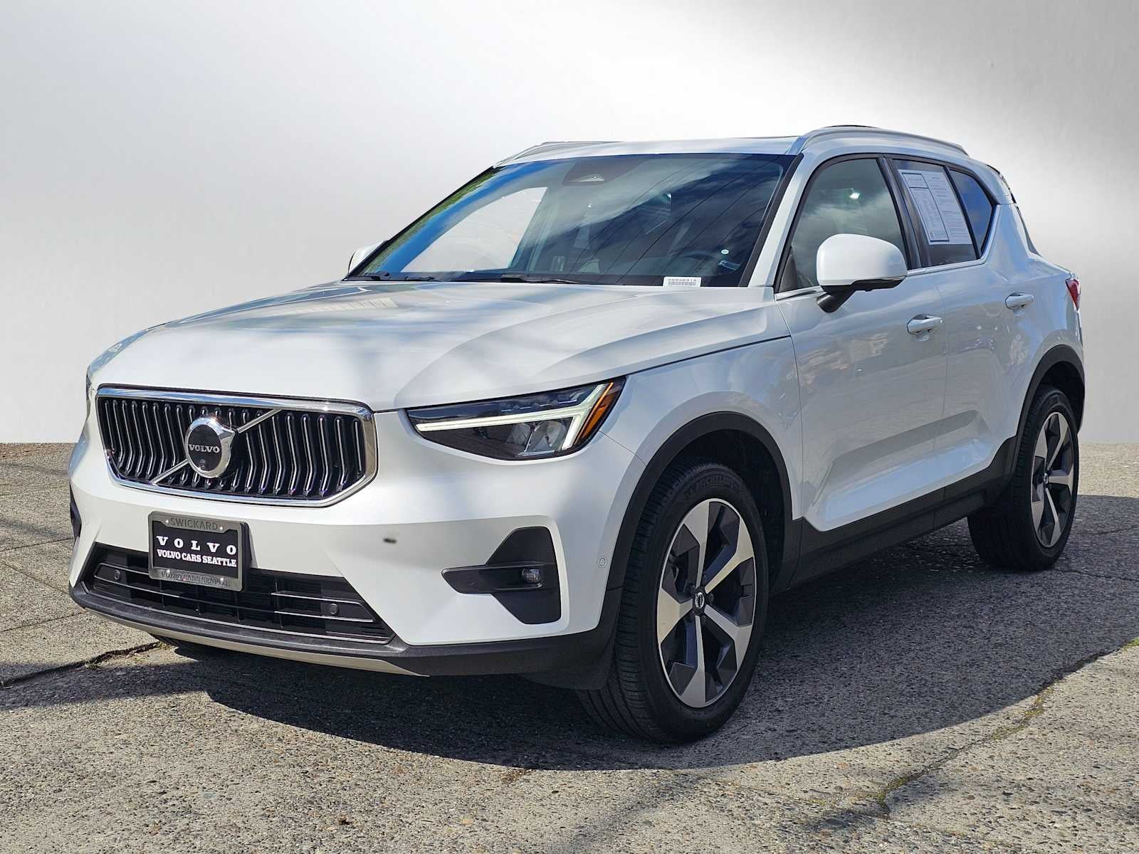 2023 Volvo XC40 Plus Bright Theme