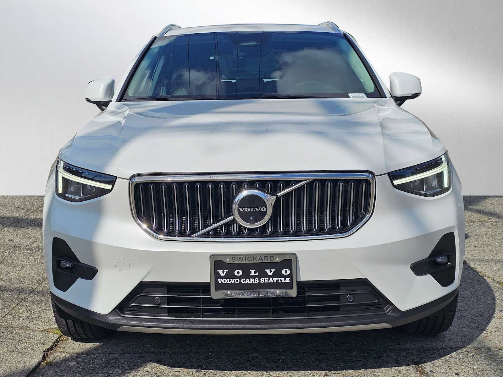 2023 Volvo XC40 Plus Bright Theme