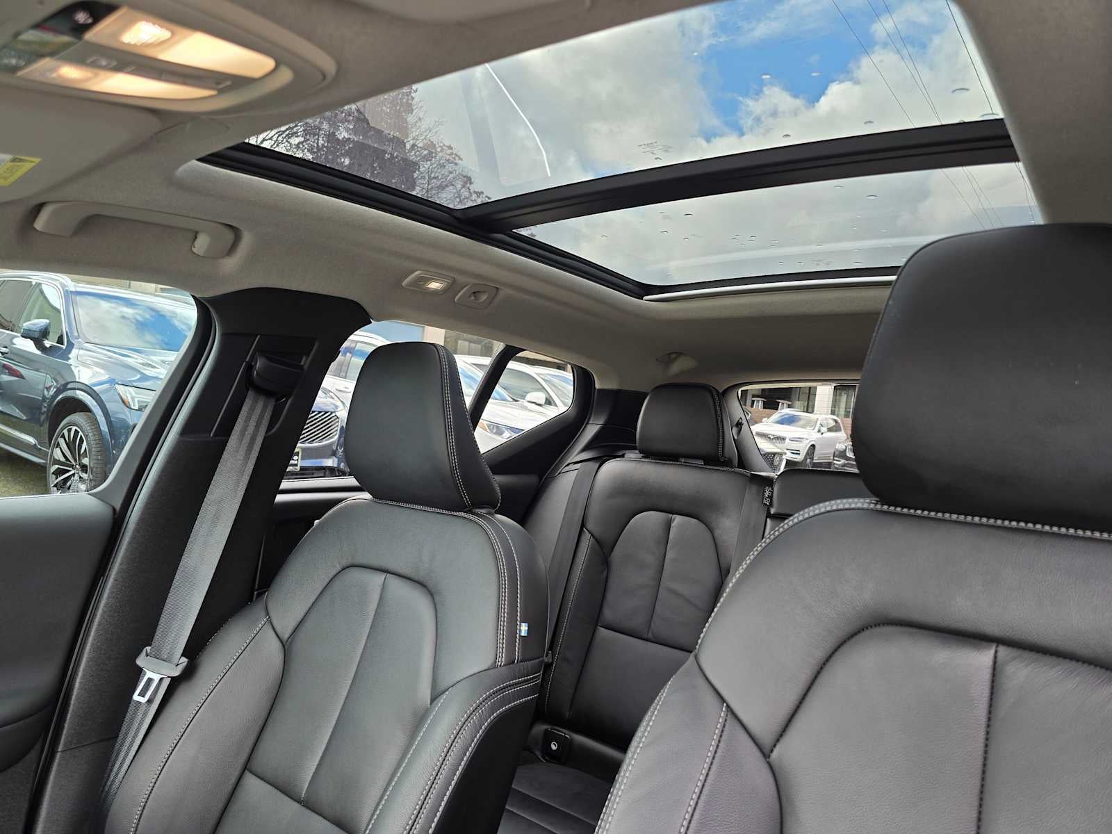 2023 Volvo XC40 Plus Bright Theme