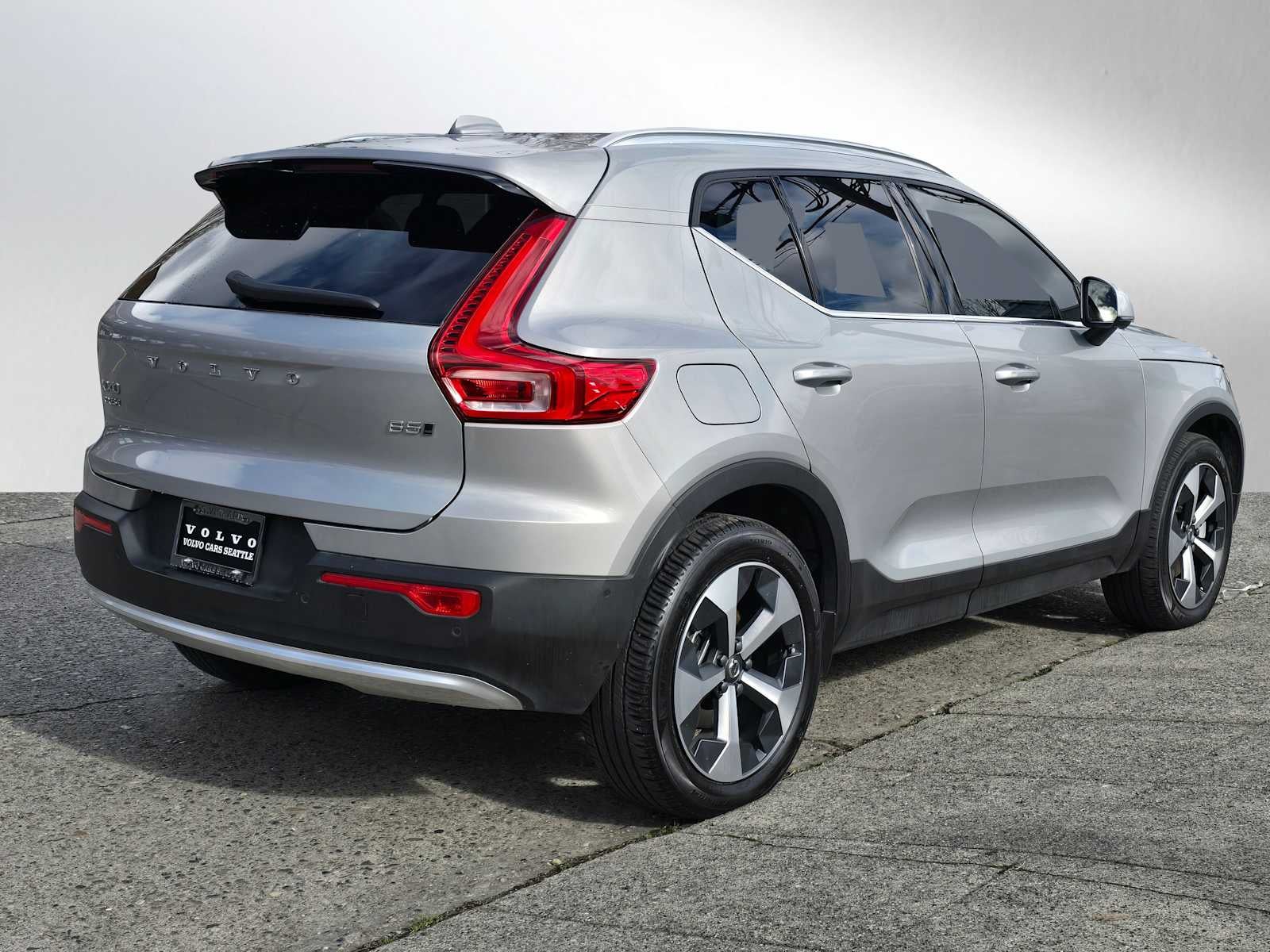 2023 Volvo XC40 Plus Bright Theme
