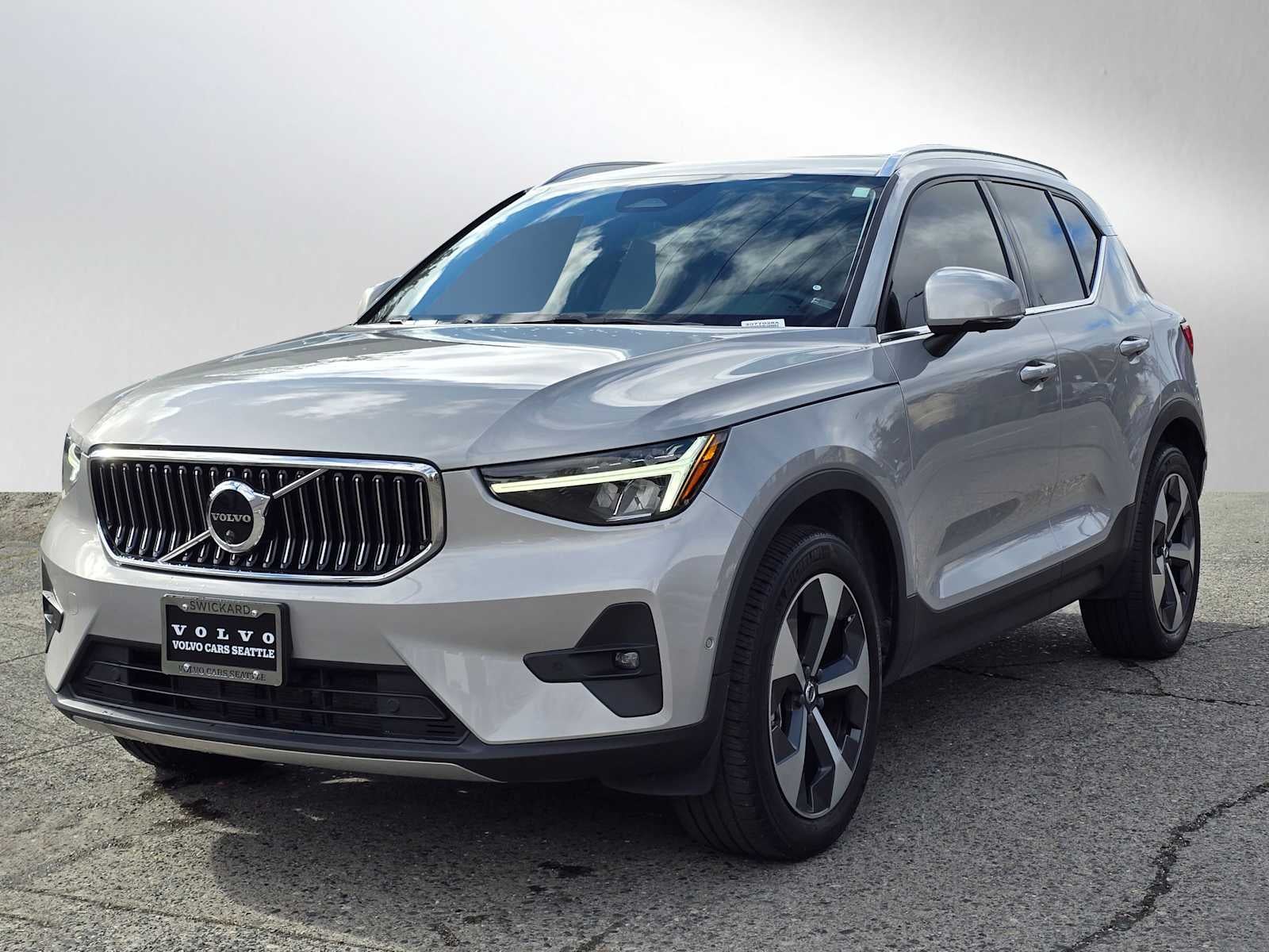 2023 Volvo XC40 Plus Bright Theme
