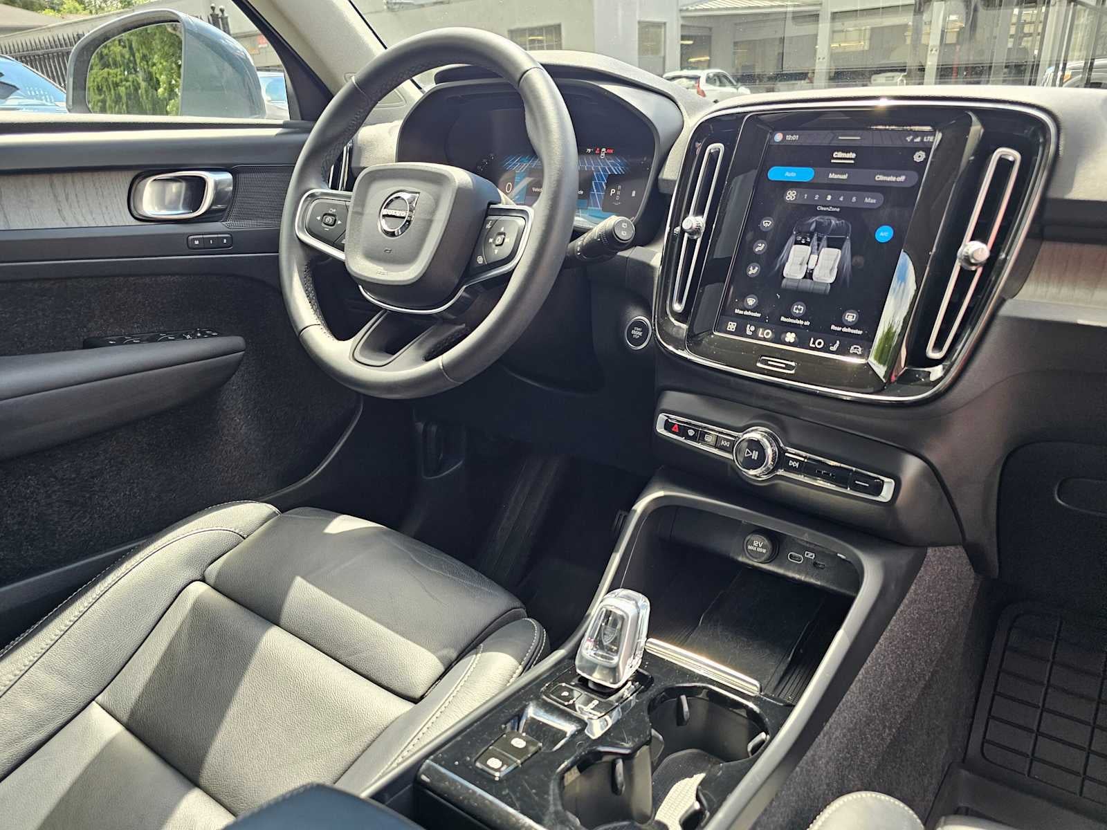 2023 Volvo XC40 Plus Bright Theme