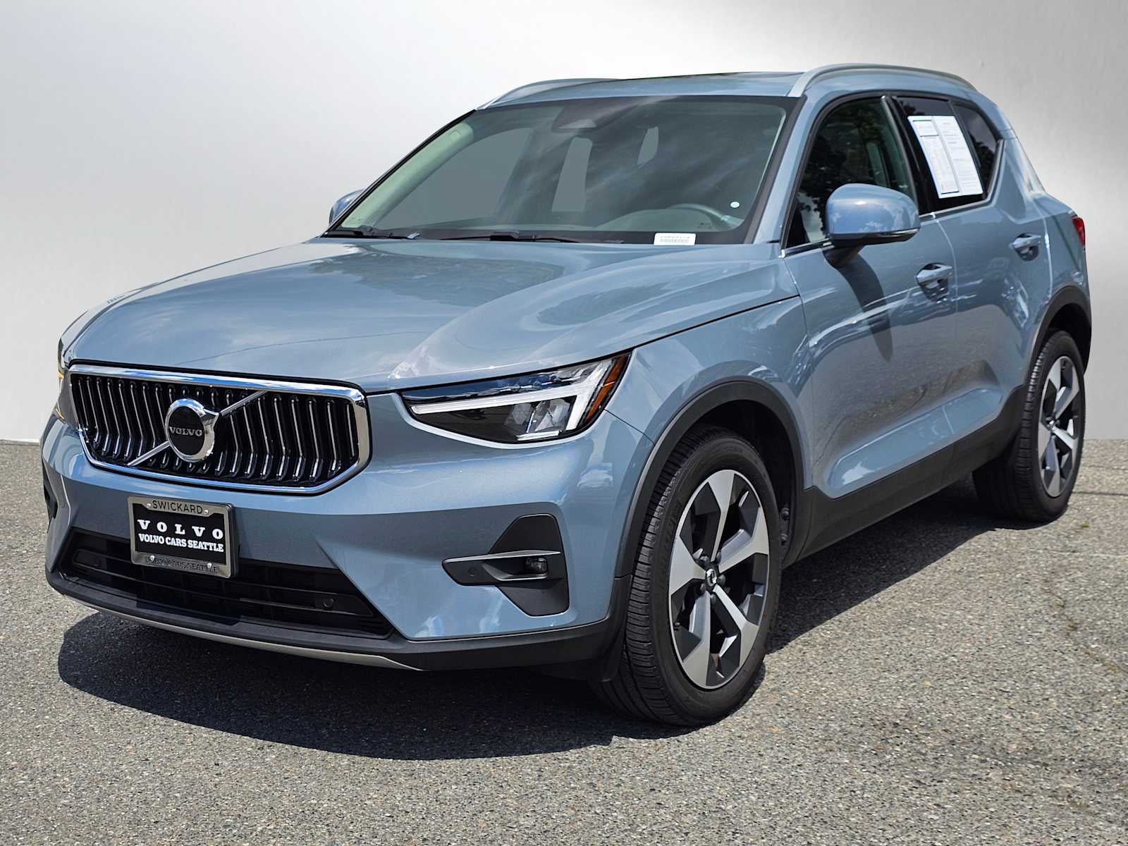 2023 Volvo XC40 Plus Bright Theme