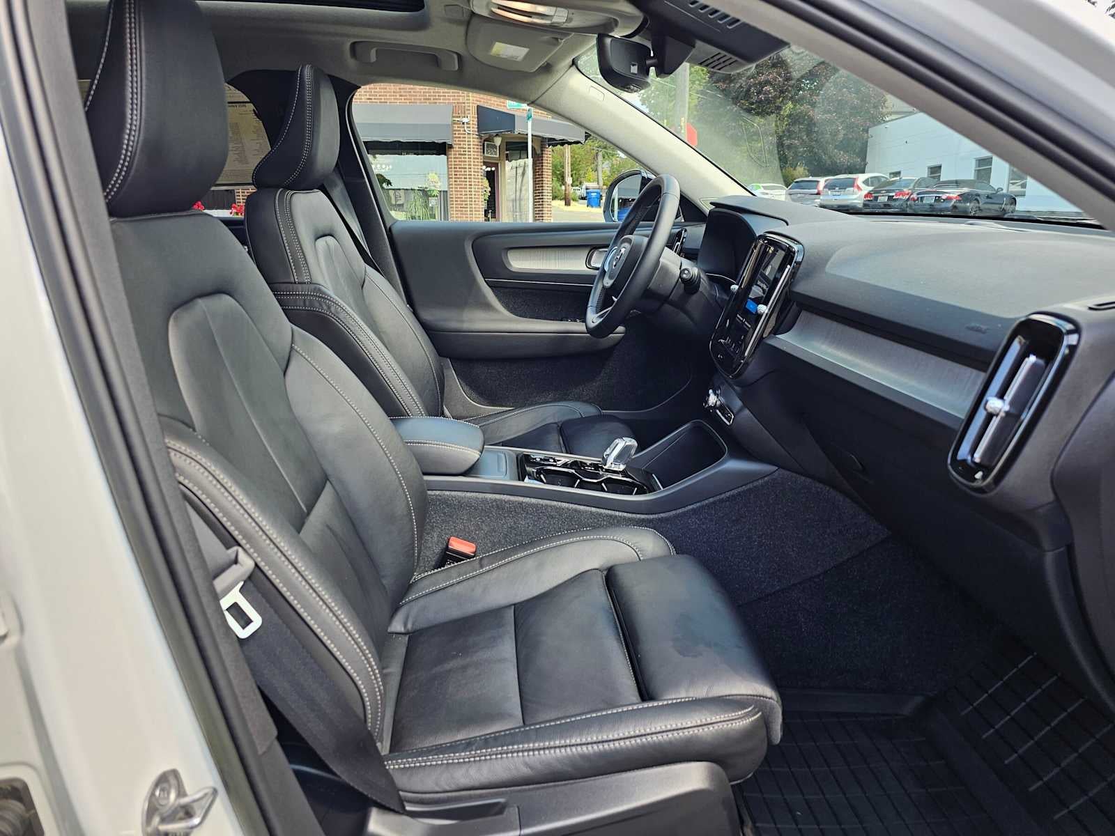 2023 Volvo XC40 Plus Dark Theme