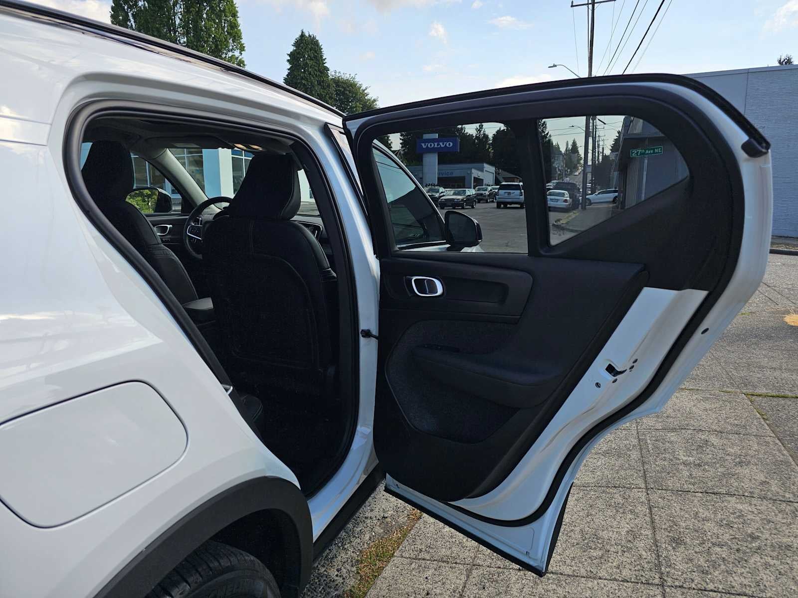 2023 Volvo XC40 Plus Dark Theme