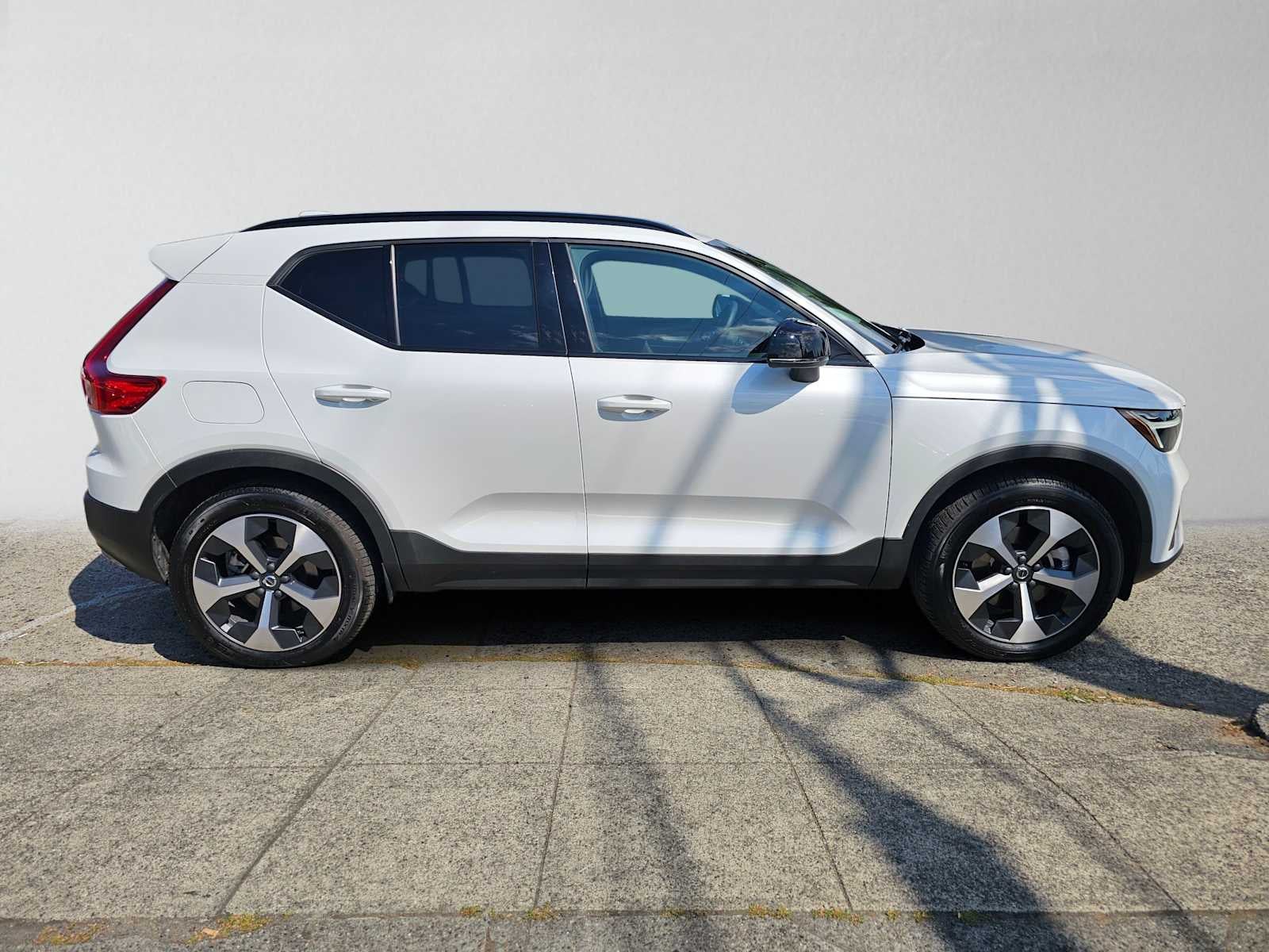 2023 Volvo XC40 Plus Dark Theme