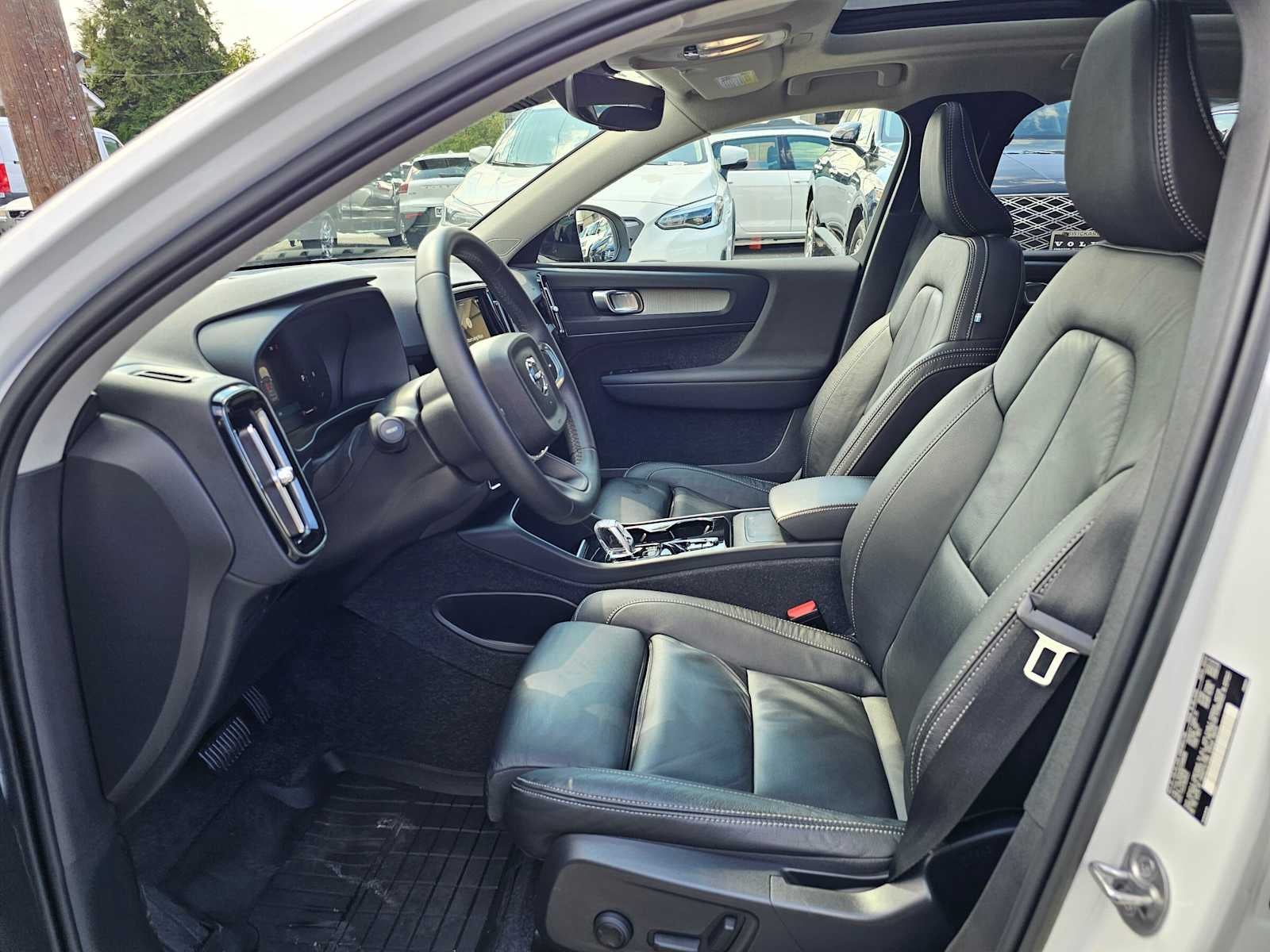 2023 Volvo XC40 Plus Dark Theme