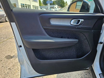 2023 Volvo XC40 Plus Dark Theme