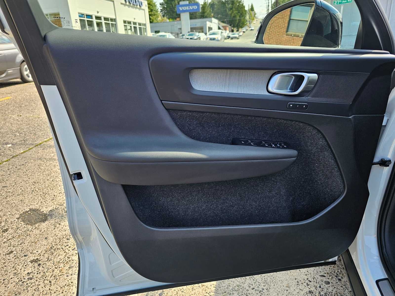 2023 Volvo XC40 Plus Dark Theme