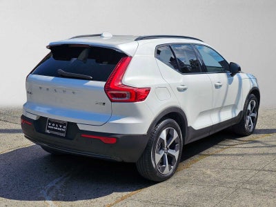 2023 Volvo XC40 Plus Dark Theme