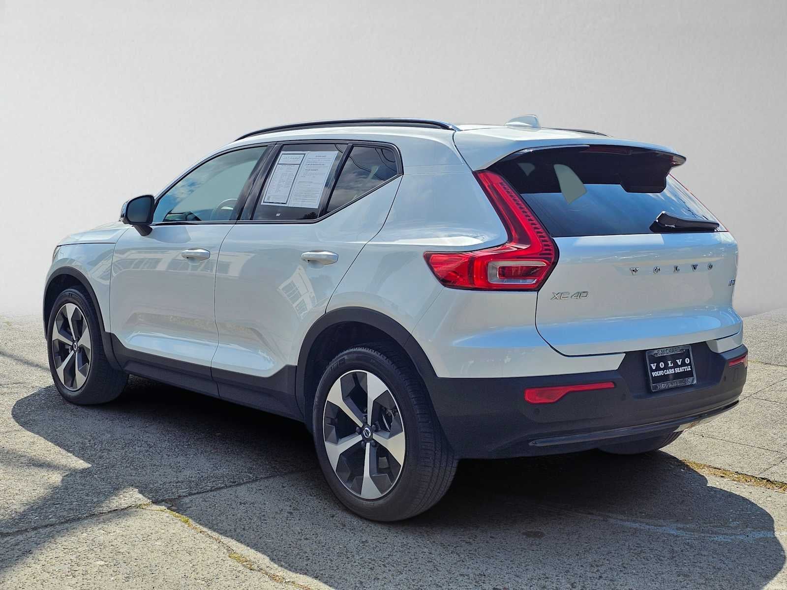 2023 Volvo XC40 Plus Dark Theme