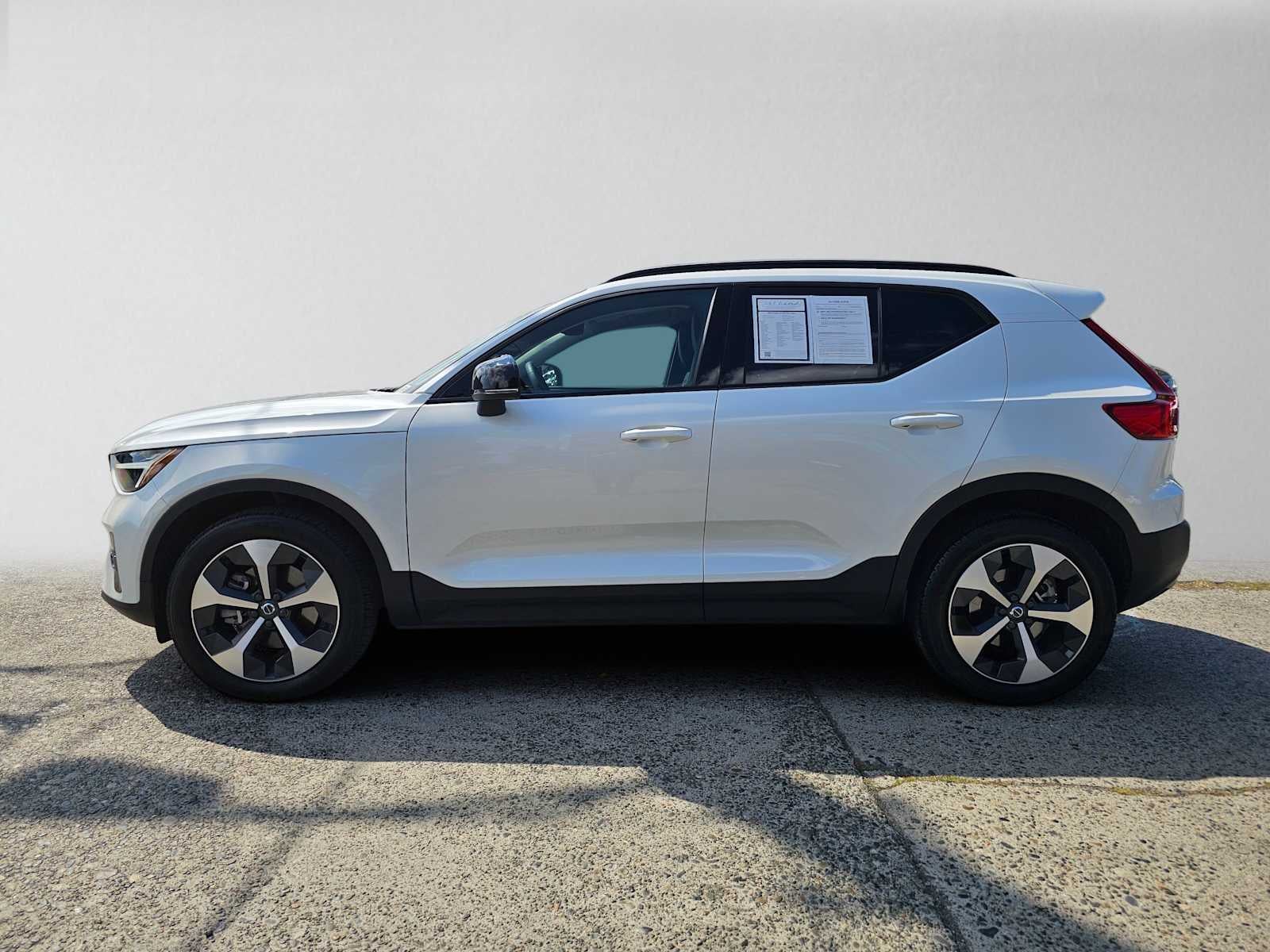 2023 Volvo XC40 Plus Dark Theme