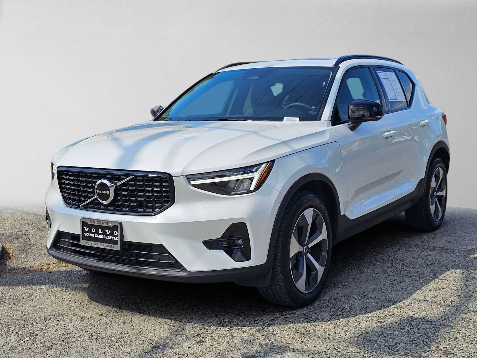2023 Volvo XC40 Plus Dark Theme