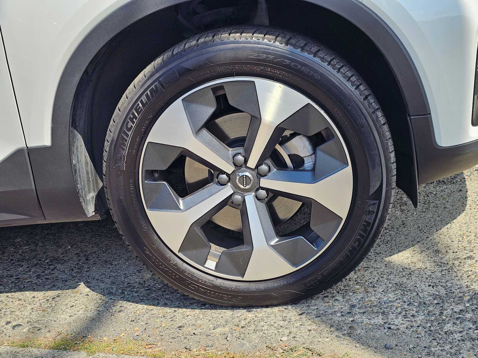 2023 Volvo XC40 Plus Dark Theme