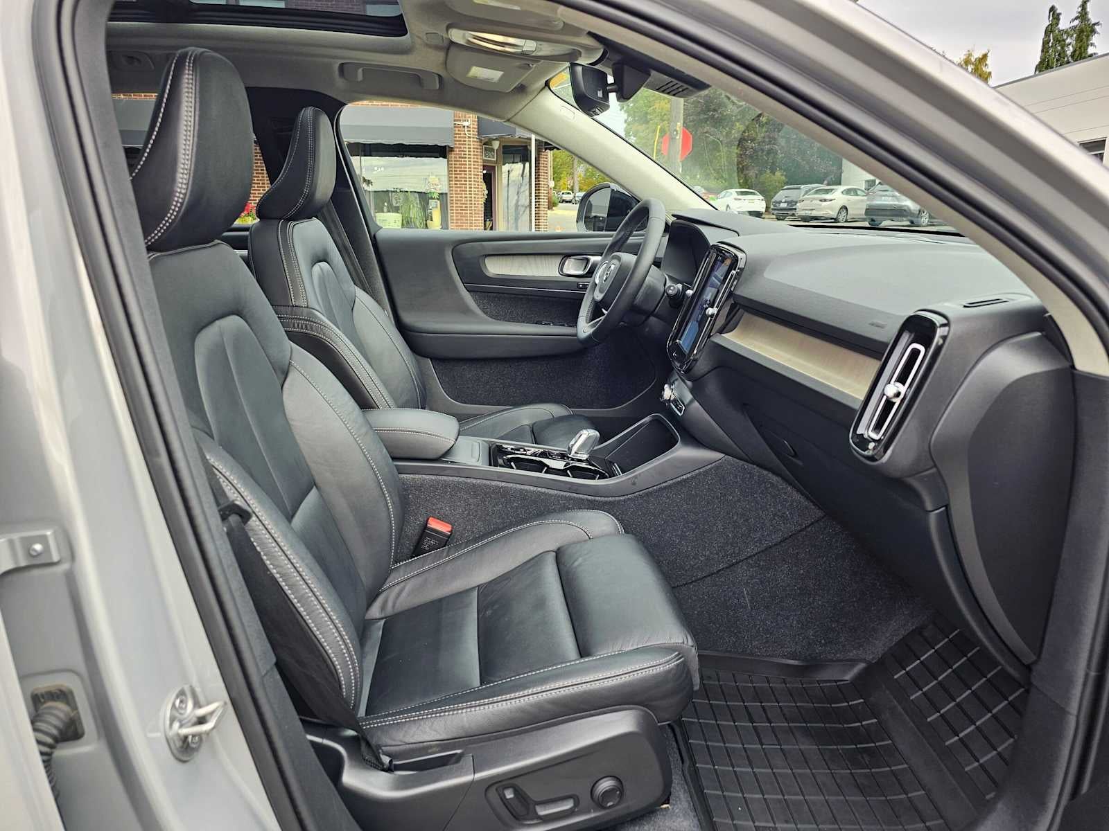 2023 Volvo XC40 Plus Dark Theme