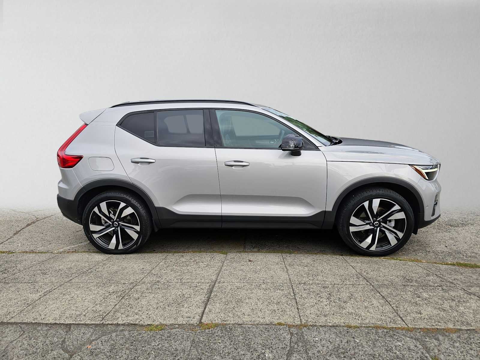 2023 Volvo XC40 Plus Dark Theme