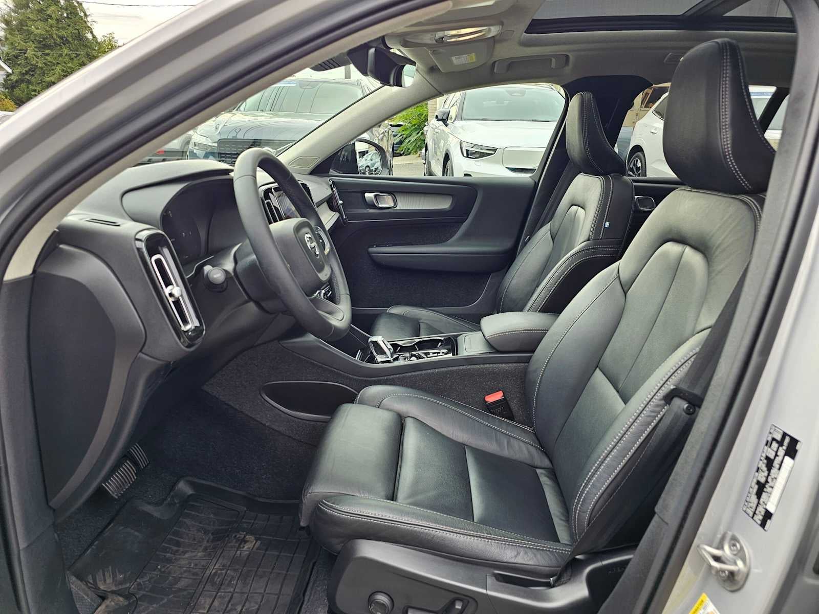 2023 Volvo XC40 Plus Dark Theme