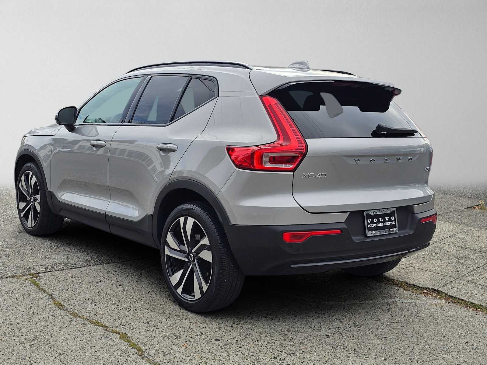 2023 Volvo XC40 Plus Dark Theme