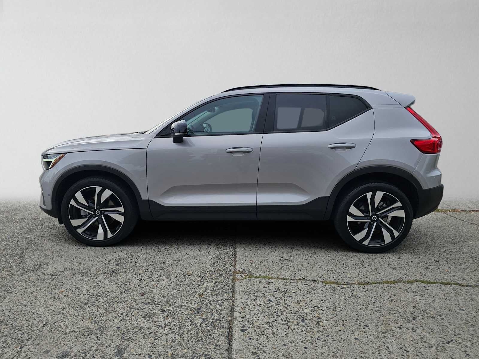 2023 Volvo XC40 Plus Dark Theme