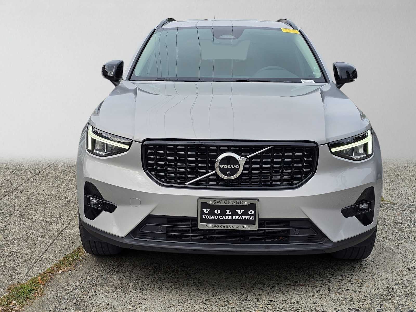 2023 Volvo XC40 Plus Dark Theme