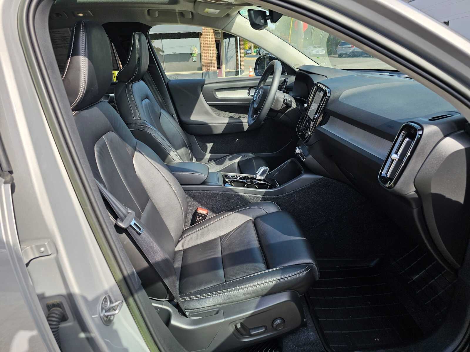 2023 Volvo XC40 Ultimate Dark Theme