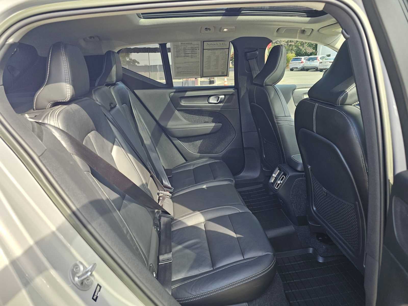 2023 Volvo XC40 Ultimate Dark Theme
