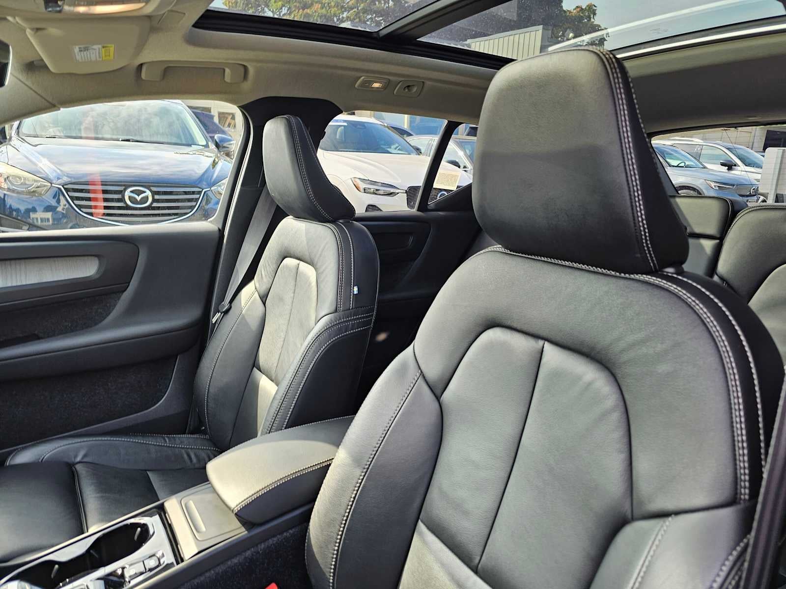 2023 Volvo XC40 Ultimate Dark Theme