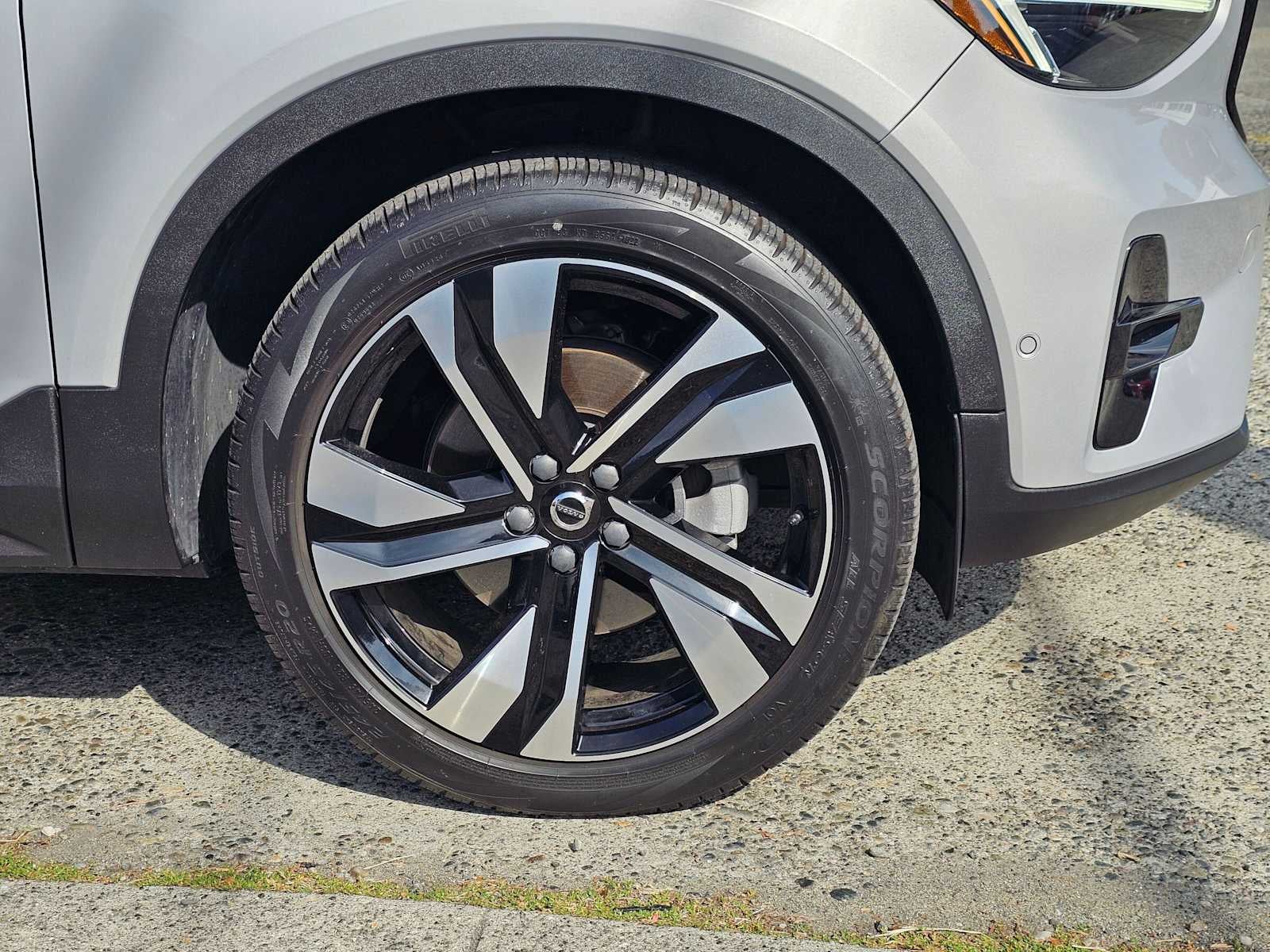 2023 Volvo XC40 Ultimate Dark Theme