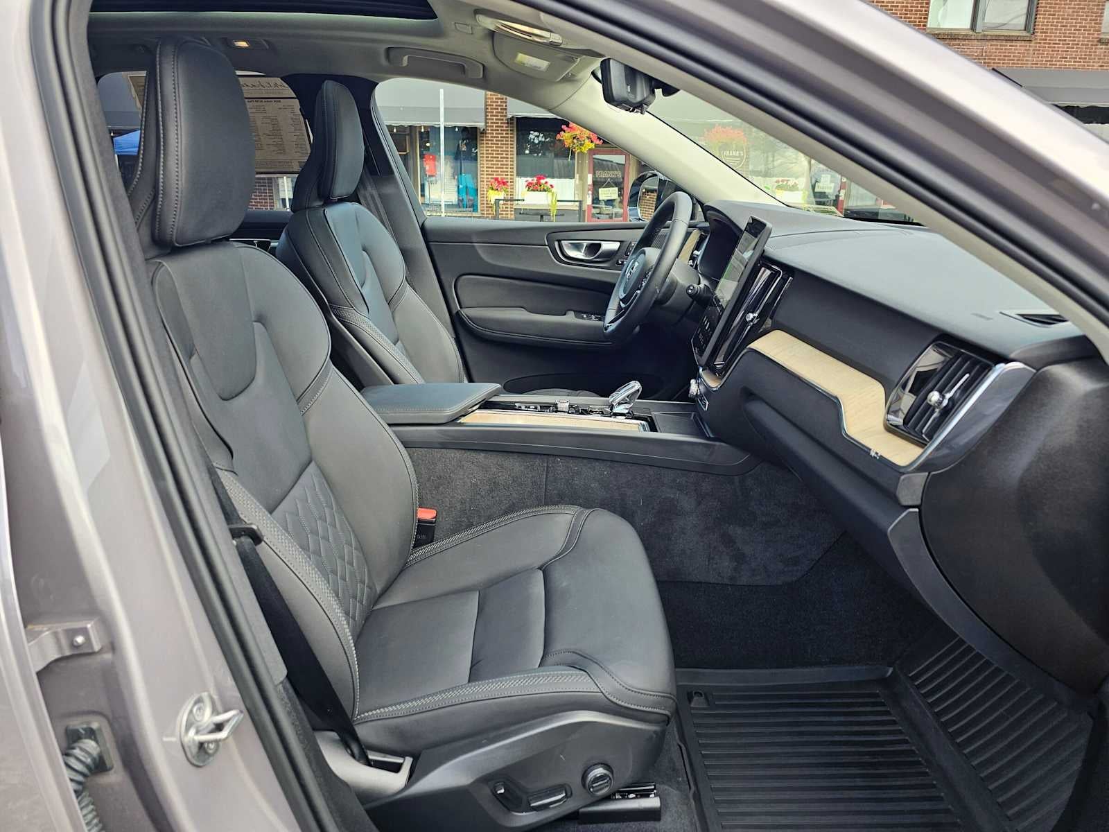 2026 Volvo XC60 Plus
