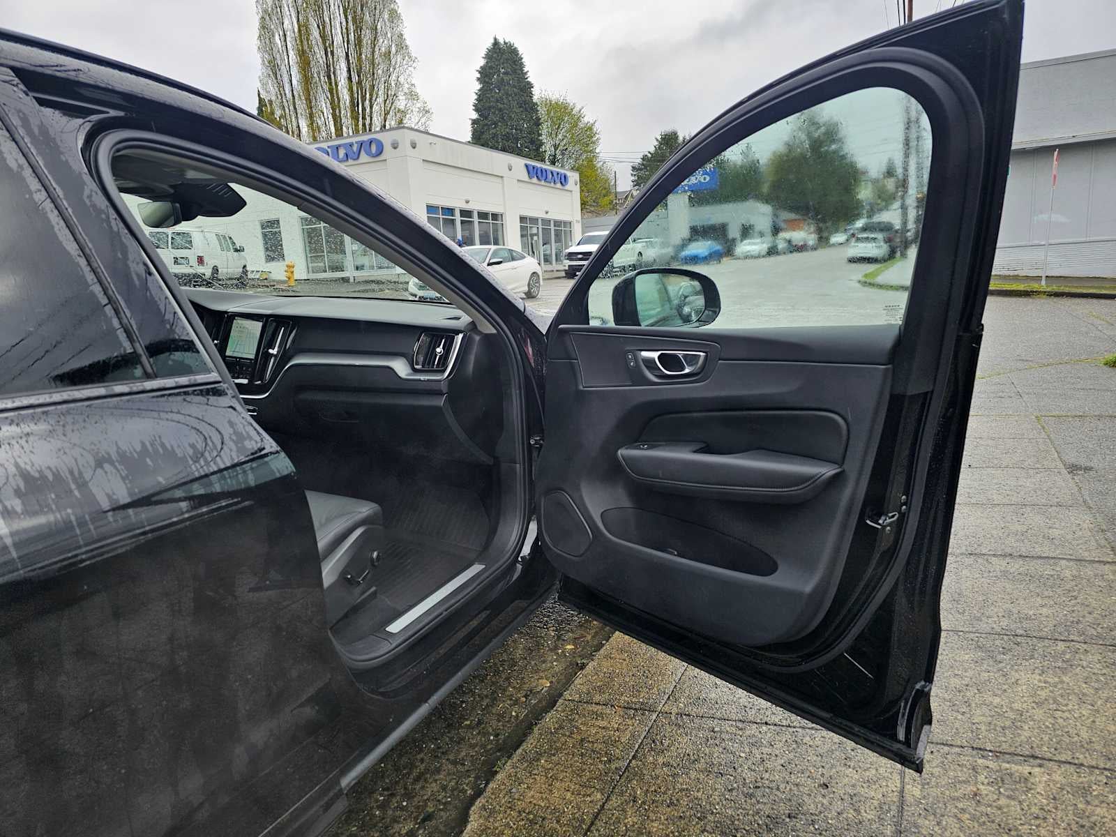 2025 Volvo XC60 Core