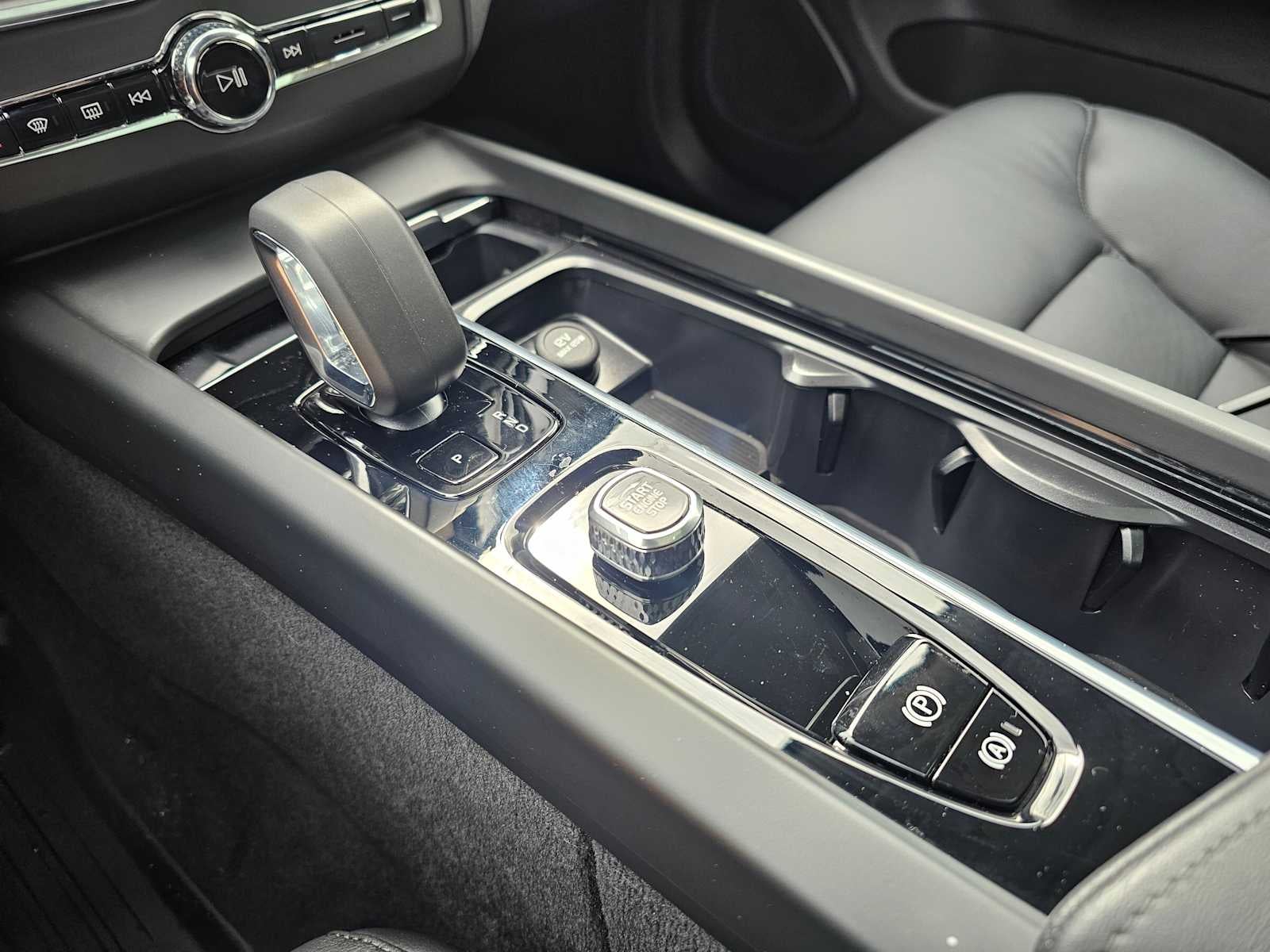 2025 Volvo XC60 Core