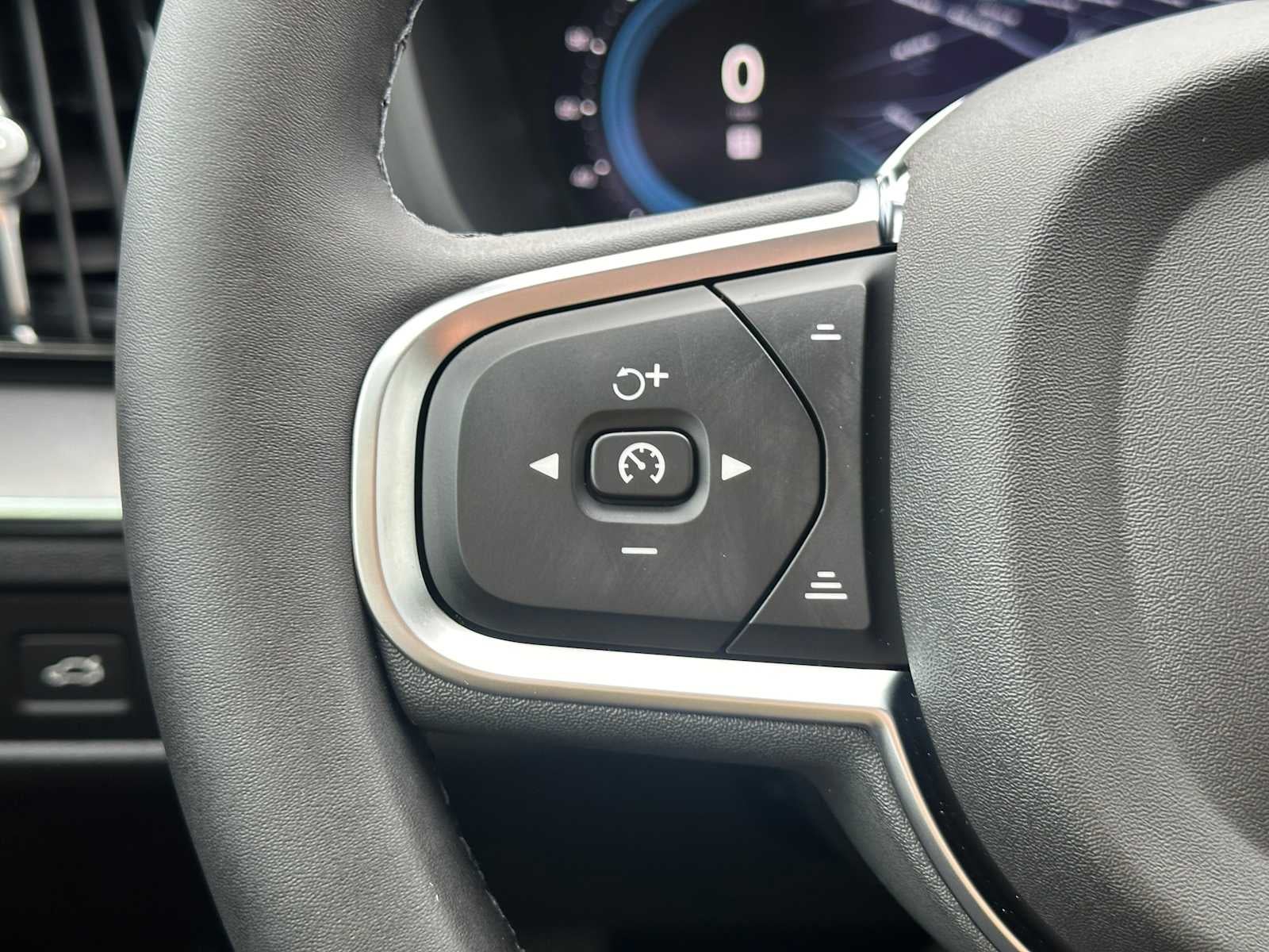 2025 Volvo XC60 Core