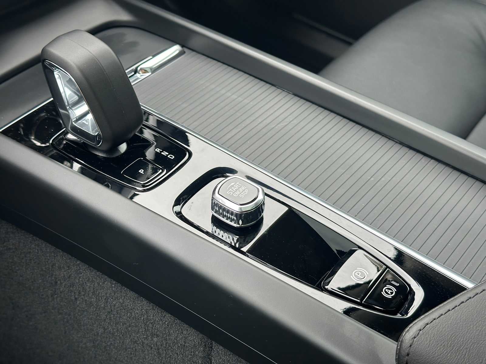 2025 Volvo XC60 Core