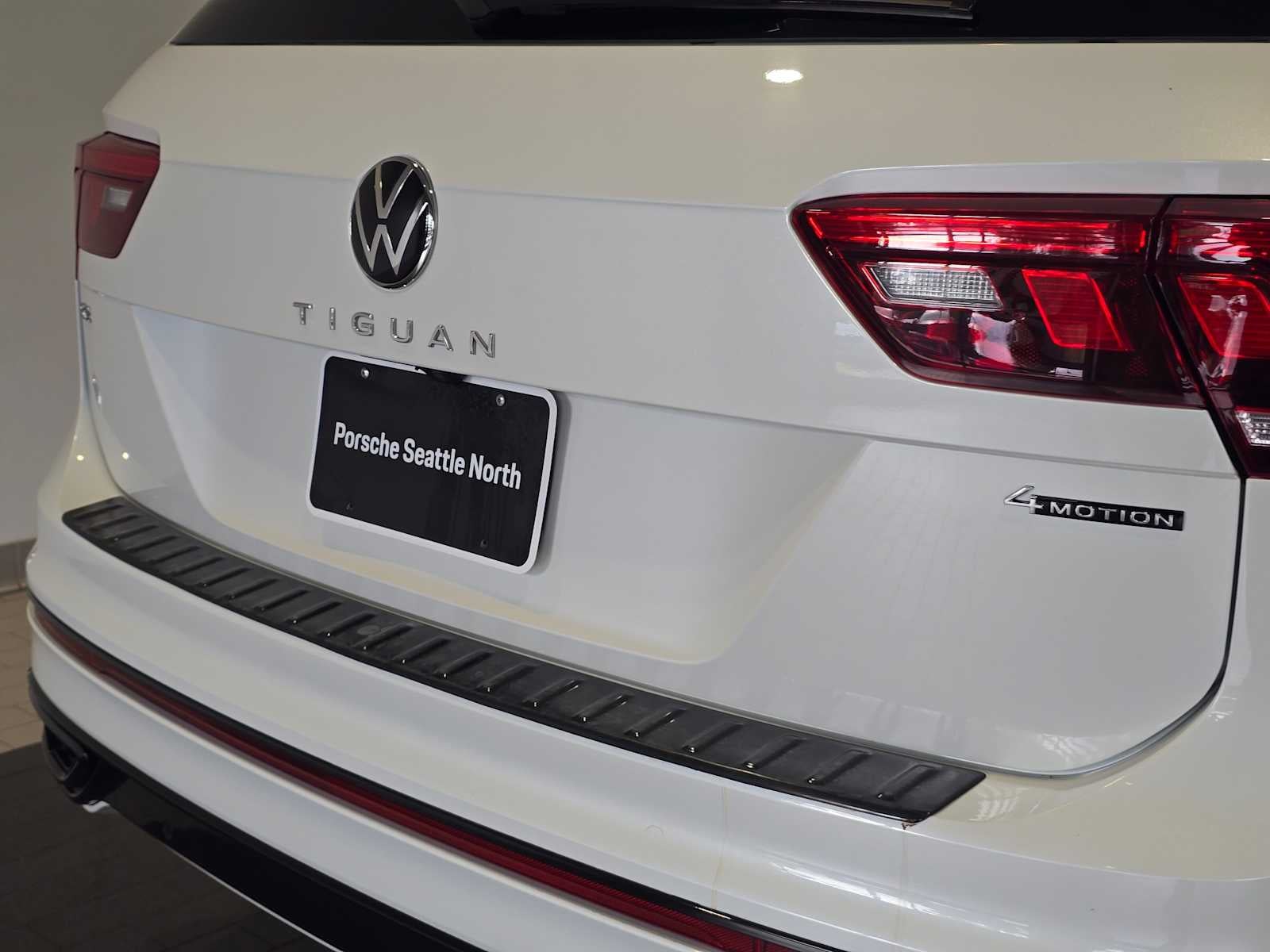 2023 Volkswagen Tiguan SE R-Line Black