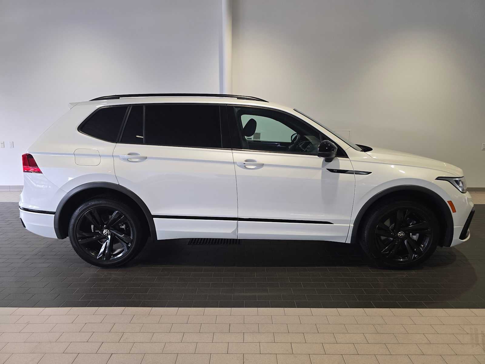 2023 Volkswagen Tiguan SE R-Line Black