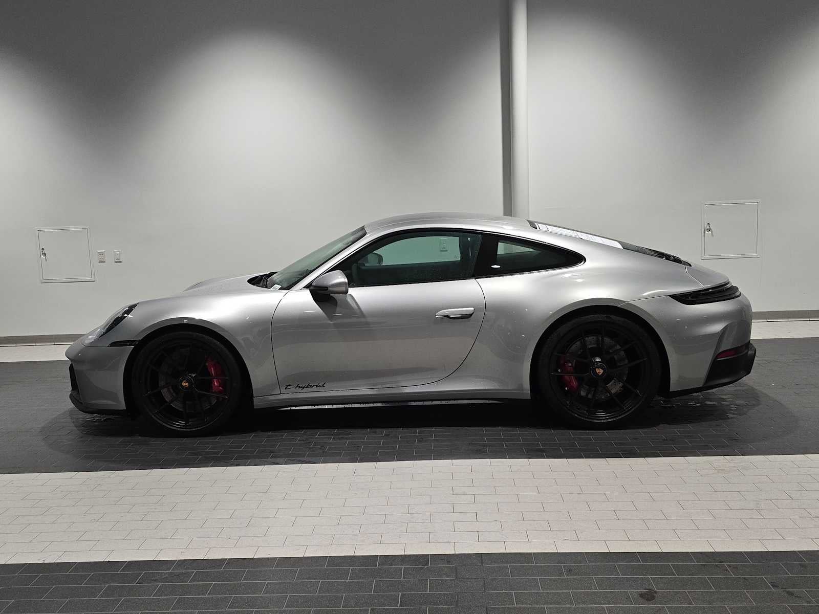 2025 Porsche 911 Carrera 4 GTS