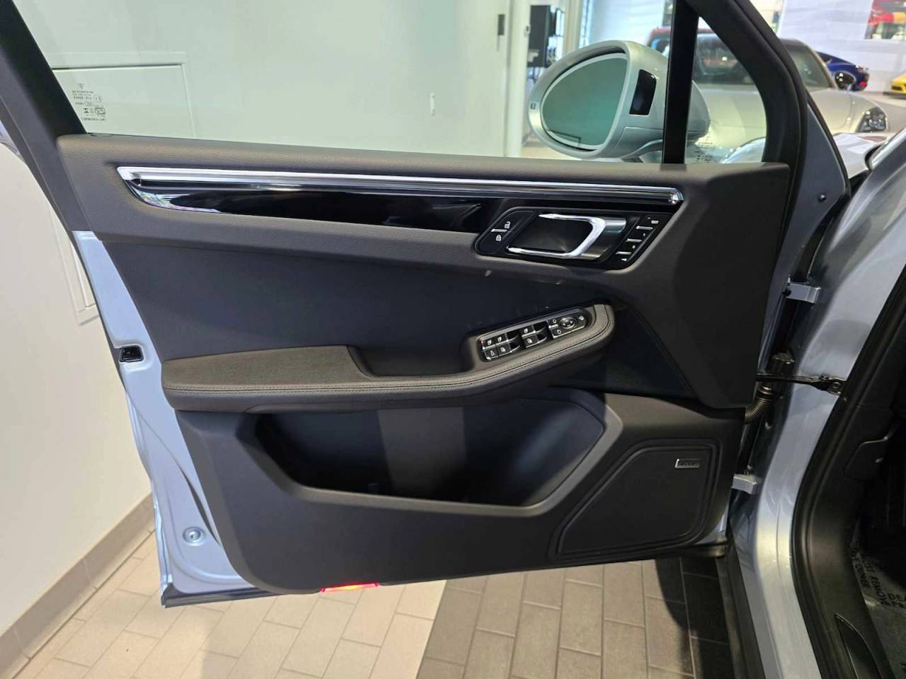 2025 Porsche Macan Base