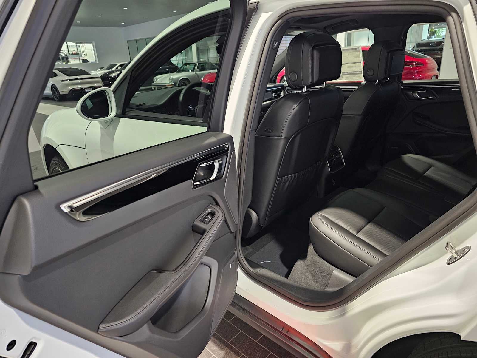 2025 Porsche Macan Base