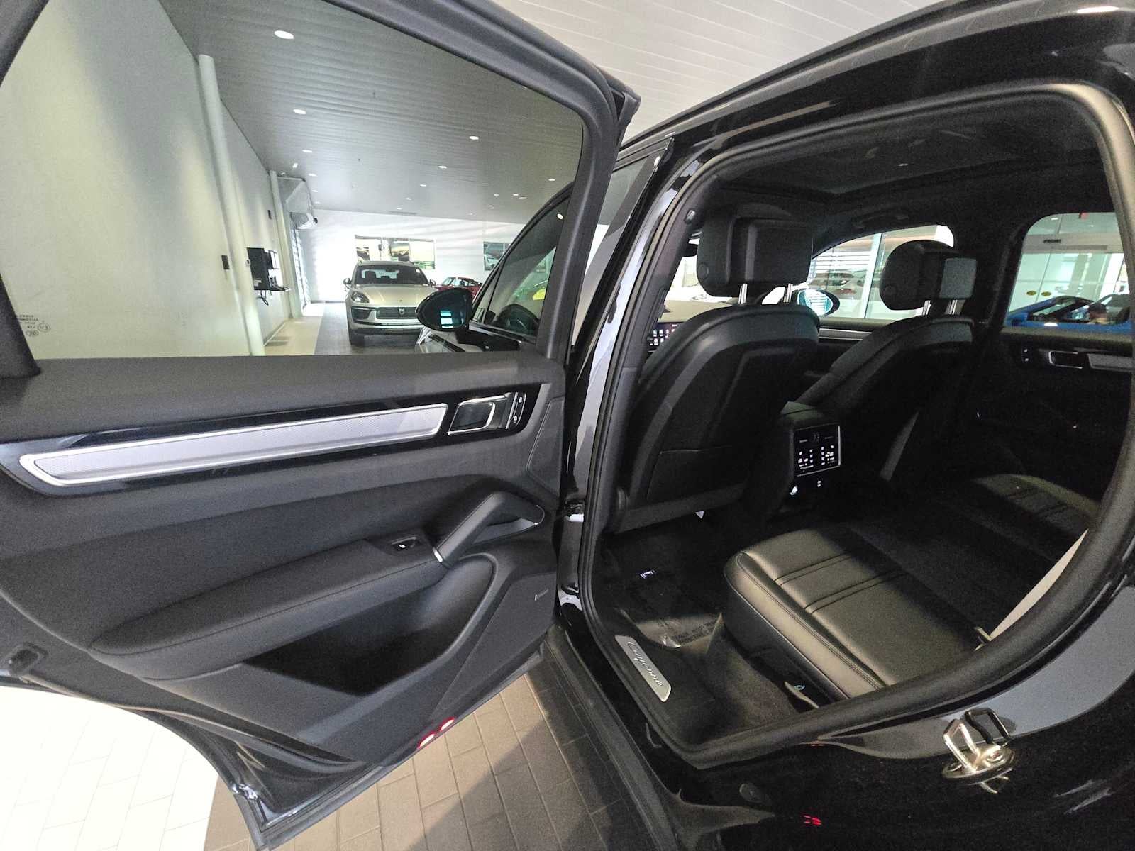 2023 Porsche Cayenne Cayenne Platinum Edition (MY23)
